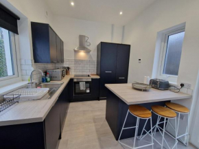 5 Bedroom modern home with parking. Near Brecon Beacons & Bike Park Wales